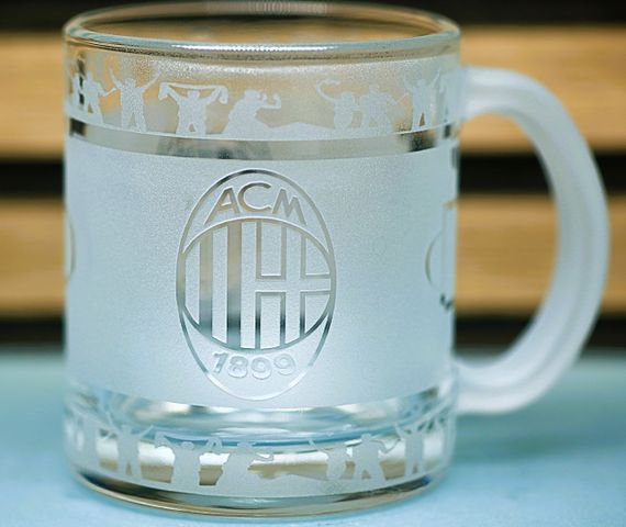 Скляна чашка 320 мл ФК Мілан AC Milan  з гравіюванням подарунок для фаната  футбольна кружка кругова | Зображення 1