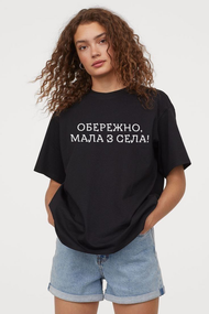 Жіноча чорна модна оверсайз футболка з трендовим принтом