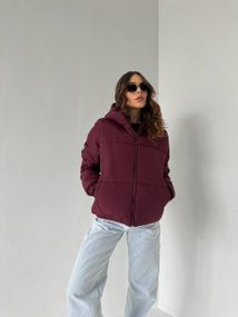 Жіноча тепла стьобана коротка зефірка куртка на блискавці з капюшоном розмір 44/46 колір бордовий UH270