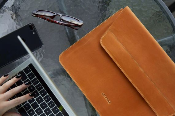 Вінтажний чохол для ноутбука Incarne Line MacBook Pro 14" 2021-2025 line-cognac-vintage-pro-14 коньяк | Зображення 3