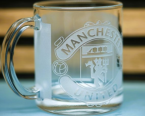 Подарочная стеклянная чашка для чая и кофе 320 мл с 3Д гравировкой лого футбольного клуба Манчестер Юнайтед | Зображення 1