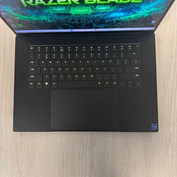Игровой ноутбук Б-класс Razer Blade 16 RZ09-0483 / 16" (2560x1600) MiniLED / Intel Core i9-13950HX (24 (32) ядра по 2.2 - 5.5 GHz) / 16 GB DDR5 / 1000 GB SSD NVMe / nVidia GeForce RTX 4090, 16 GB GDDR6, 256-bit / WebCam б/у | Зображення 2