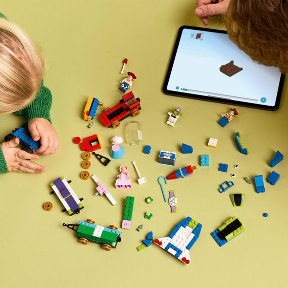 Конструктор LEGO Disney та Pixar Святкування з Історії іграшок: поїзд та авто для гонок (43264) | Зображення 7