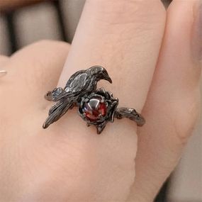 Черное готическое кольцо ворон на ветке с красным рубином размер регулируемый
