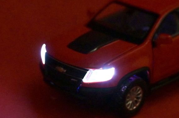 Машина металева 68442 2 кольори, 1:31 Chevy Colorado ZR2, на батарейки: світло і звук, відкриваються двері, в коробці 20x11x10 см Автопром | Зображення 4