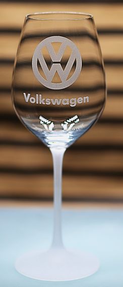 Винный бокал 480мл с гравировкой Volkswagen Volkswagen подарок для автолюбителя стеклянный фужер с логотипом