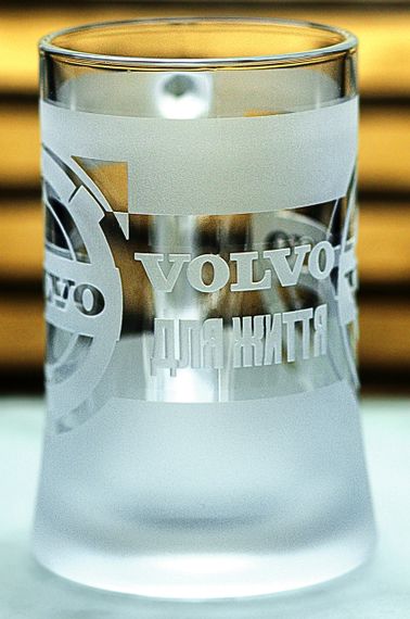 Пивная кружка Volvo 670 мл с гравировкой Подарок автолюбителю Бокал с логотипом авто Вольво и легендарный слоган | Зображення 3