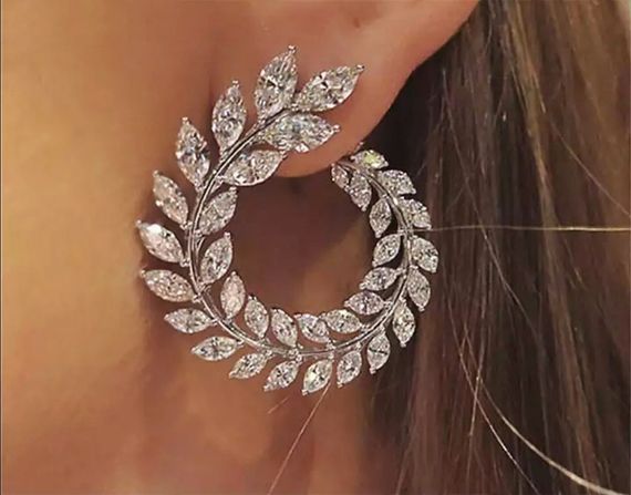 Женские серьги  в светлом  цвете длина 4.1*3.4 см