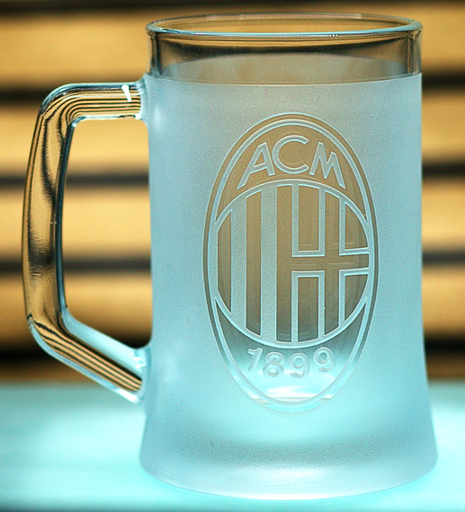 Пивний келих 670 мл ФК Мілан AC Milan з гравіюванням подарунок для фаната   футбольний кухоль