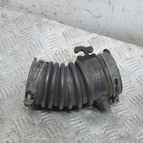 Патрубок повітряного фільтра 1.8 / 2.0 16V Mazda 6 GH 2008-2012 Трубка шланг повітря Мазда 6 L83713221
