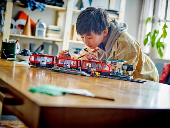 Конструктор LEGO City Трамвай і вокзал у центрі міста 60423 | Зображення 9
