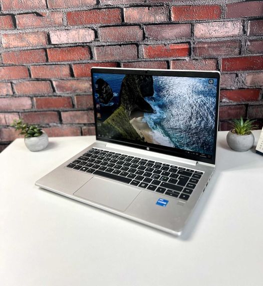 Ультрабук Б-клас HP ProBook 440 G10 / 14" (1920x1080) IPS / Intel Core i3-1315U (6 (8) ядер по 1.2 - 4.5 GHz) / 8 GB DDR4 / 256 GB SSD / Intel UHD Graphics / WebCam б/в + Подарунок Бездротова USB-миша | Зображення 4