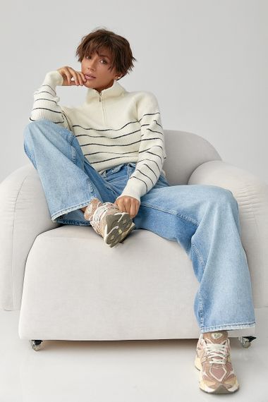 Короткий в'язаний светр у смужку із блискавкою на горловині - молочний цвет, ONE SIZE (є розміри) | Зображення 2