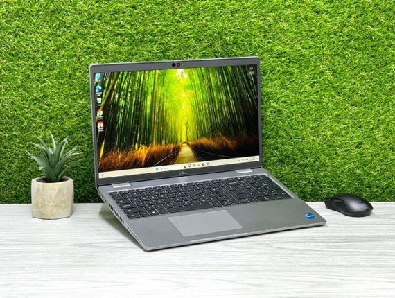 Ультрабук Б-класс Dell Latitude 5520 / 15.6" (1920x1080) IPS / Intel Core i5-1145G7 (4 (8) ядра по 2.6 - 4.4 GHz) / 32 GB DDR4 / 512 GB SSD M.2 / Intel Iris Xe Graphics / WebCam / Win 11 Pro б/у | Зображення 1