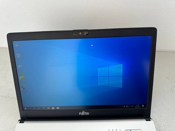 Ультрабук Б-класс Fujitsu LifeBook S936 / 13.3" (1920x1080) TN / Intel Core i7-6600U (2 (4) ядра по 2.6 - 3.4 GHz) / 8 GB DDR4 / 128 GB SSD / Intel HD Graphics 520 / WebCam / VGA б/в | Зображення 2