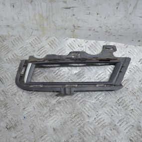 Решітка бампера передня ліва Volkswagen Golf VII 2012-2020 Рамка протитуманної фари Фольксваген 5G0853211F