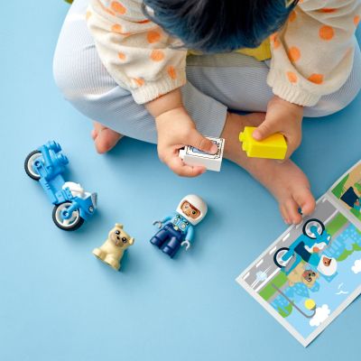 Конструктор LEGO DUPLO Town Поліцейський мотоцикл 5 деталей (10967) | Зображення 4