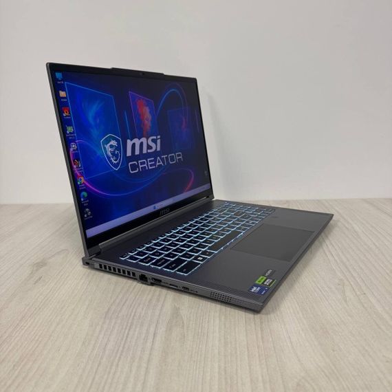 Игровой ноутбук Б-класс MSI Creator 16 AI Studio A1VHG / 16" (3840x2400) IPS / Intel Core Ultra 9 185H (16 (22) ядер по 3.9 - 5.1 GHz) / 32 GB DDR5 / 1000 GB SSD NVMe / nVidia GeForce RTX 4080, 12 GB GDDR6, 192-bit / WebCam б/у | Зображення 3