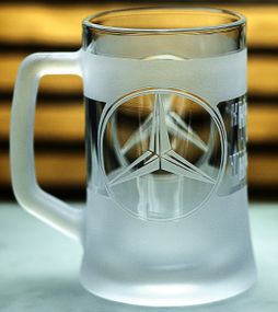 Пивная кружка Mercedes-Benz 670 мл с гравировкой Подарок автолюбителю Бокал с логотипом авто Мерседес и легендарный слоган