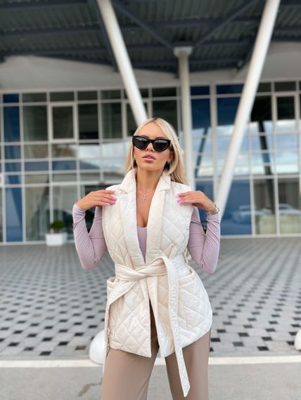 Женская стеганая жилетка с поясом NA1038 цвет белый, размер 46/48