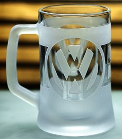 Пивний кухоль Volkswagen Фольксваген 670 мл з гравіюванням Подарунок автолюбителю  Келих з логотипом авто та легендарний слоган