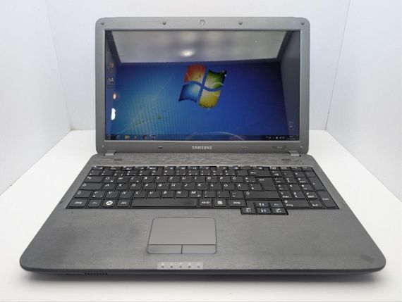 Ноутбук Samsung R530 / 15.6" (1366x768) TN / Intel Pentium T4500 (2 ядра по 2.3 GHz) / 4 GB DDR3 / 320 GB HDD / Intel HD Graphics / WebCam / DVD-ROM б/у | Зображення 1