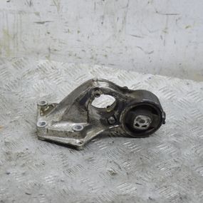 Кронштейн промвала 1.4 / 1.6 Peugeot Partner M49 M59 1996-2008 Опора півосі Пежо Партнер 9638239880