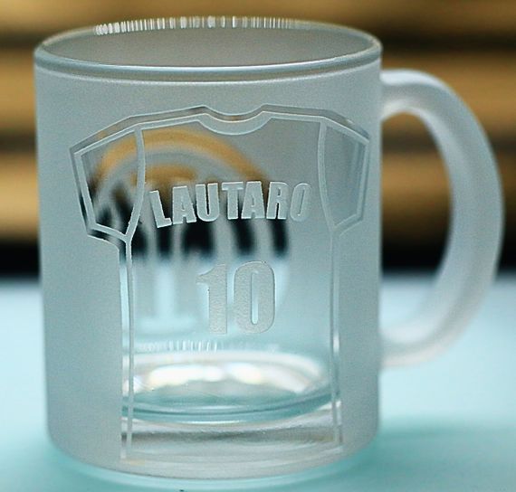 Подарункова скляна чашка для чаю кави 320мл з гравіюванням лого футбольного клубу ФК Інтер з номером гравця | Зображення 3