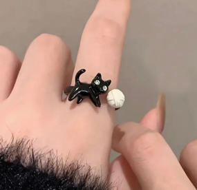 Стильна каблучка котик з клубочком, колечко з котиком, каблучка кіт, чорне кільце, каблучка з котиком з м'ячиком