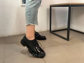 Жіночі чорні лаковані лофери 38