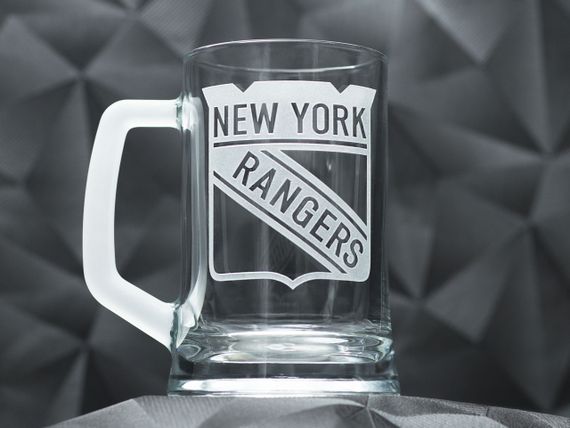 Подарочный бокал для пива 670 мл с гравировкой лого хоккейного клуба НХЛ Нью-Йорк Ренжерс | Зображення 1