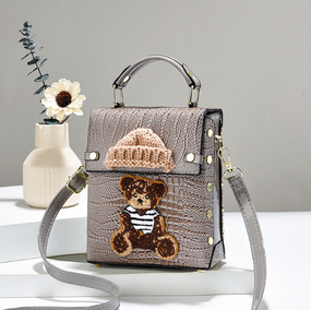 Модна дитяча сумочка маленька для дівчинки з ведмедиком лакова під рептилію Сіра