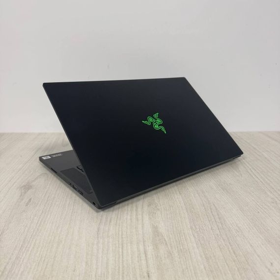Ігровий ноутбук Razer Blade 15 RZ09-0367 / 15,6" (1920x1080) IPS / Intel Core i7-10875H (8 (16) ядер по 2,3 - 5,1 ГГц) / 16 ГБ DDR4 / 512 ГБ SSD NVMe / nVidia GeForce RTX 3080, 16 ГБ GDDR6, 256-біт / WebCam б/в | Зображення 5