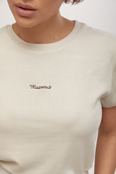 Трикотажна жіноча футболка з вишитим написом - бежевий цвет, ONE SIZE (є розміри) | Зображення 3