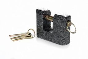 Замок навесной П-образный черный – (75x56x27мм), дисковый (финский) ключ AURORA