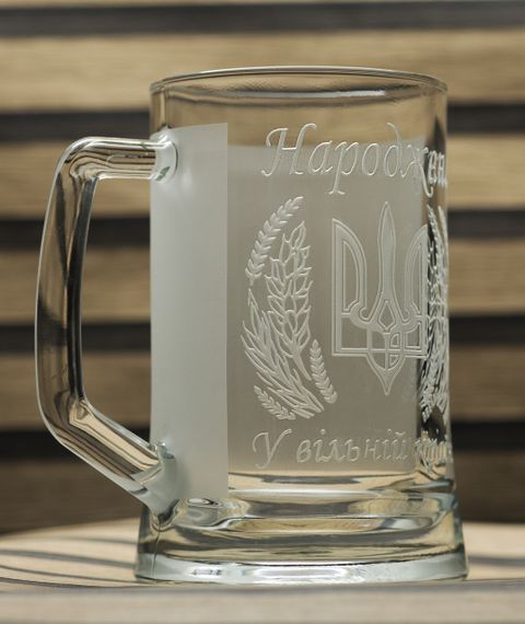 Подарунковий кухоль для пива з гравіюванням 670 мл народжена в Україні | Зображення 3