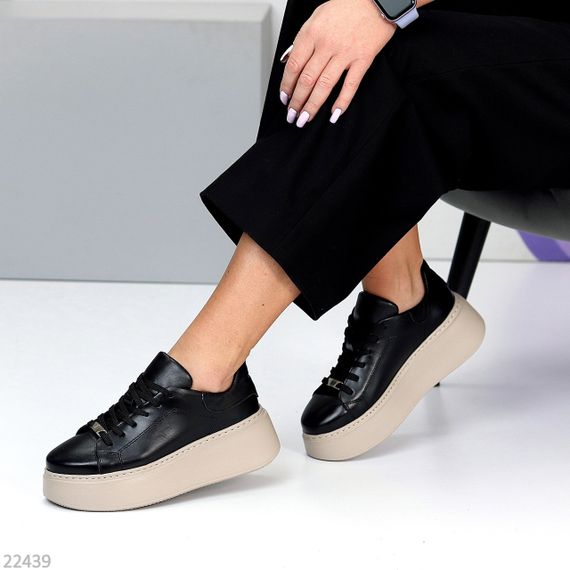 Молодіжні чорні прошиті шкіряні кросівки на бежевій платформі