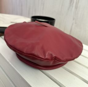 Бордовий жіночий берет зі штучної шкіри 55-58р (850)