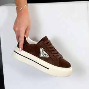 Замшеві прошиті кеди колір шоколад на платформі