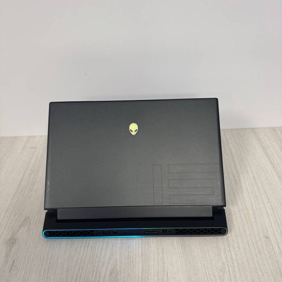 Ігровий ноутбук Dell Alienware m15 R3 / 15,6" (1920x1080) IPS / Intel Core i7-10750H (6 (12) ядер по 2,6 - 5,0 ГГц) / 16 ГБ DDR4 / 512 ГБ SSD / AMD Radeon Pro 5500M, 4 ГБ GDDR6, 128-біт / Веб-камера б/в | Зображення 5