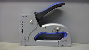 Степлер рессорный для скобы 4-14мм стальной корпус регулировка удара колесом APRO