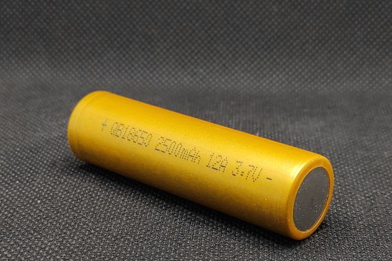 Аккумулятор высокотоковый QB 18650 3,7V 2500mA (12A) 1шт. | Зображення 1