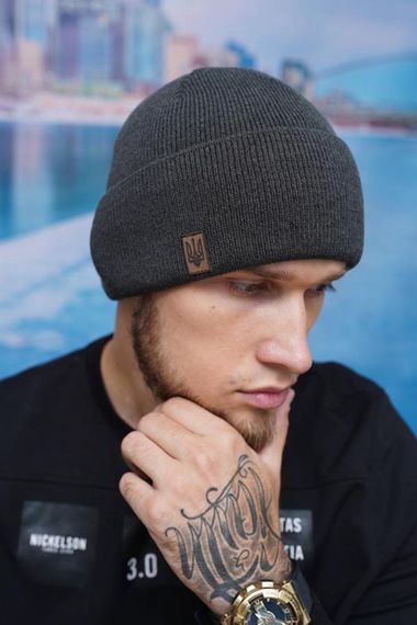 Мужская шапка с тризубцем графит