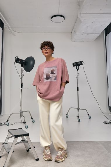 Оверсайз футболка з принтом "Coffee Cups" - пудра цвет, ONE SIZE (є розміри) | Зображення 2