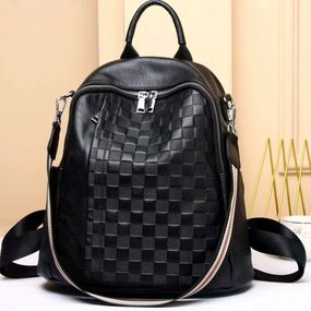 Шкіряний жіночий рюкзак чорним з тисненням 42147