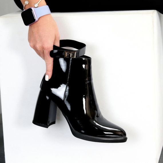 Стильні чорні глянцеві лакові черевики ботильйони на стійкому підборі