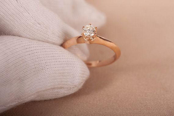 Кольцо из красного золота с бриллиантом 19