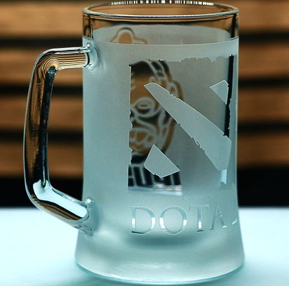 Пивний келих з ручкою Dota 2  Дота 2 з гравіюванням Pudge 670 мл скляний кухоль сувенір для геймера | Зображення 1