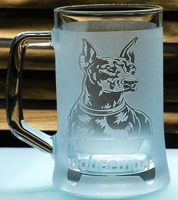 Бокал для пива 670 мл с ручкой с гравировкой Доберман  идеальный подарок для владельца собаки или ценителя