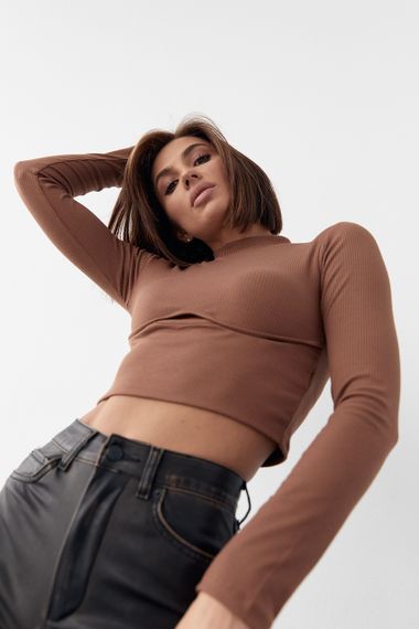 Трикотажный кроп-топ с фигурным швом и вырезом - коричневый цвет, XL (есть размеры) | Зображення 5